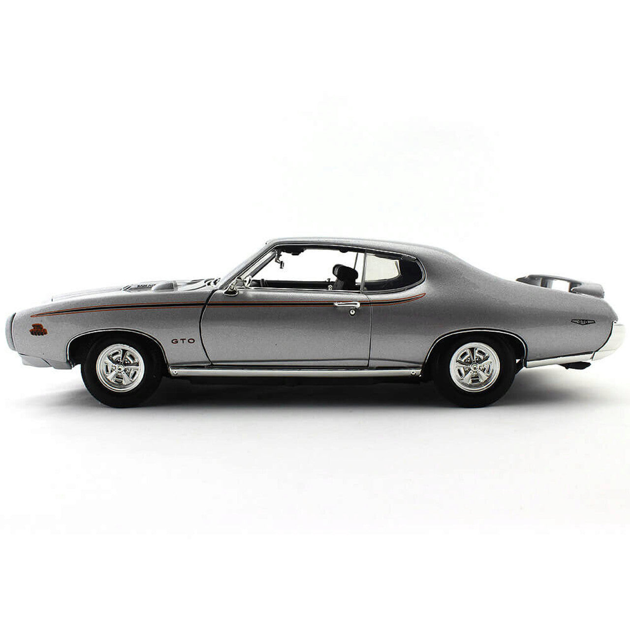 1969 Pontiac GTO Judge - Silver 1:18 Scale Diecast Model Car by Motormax