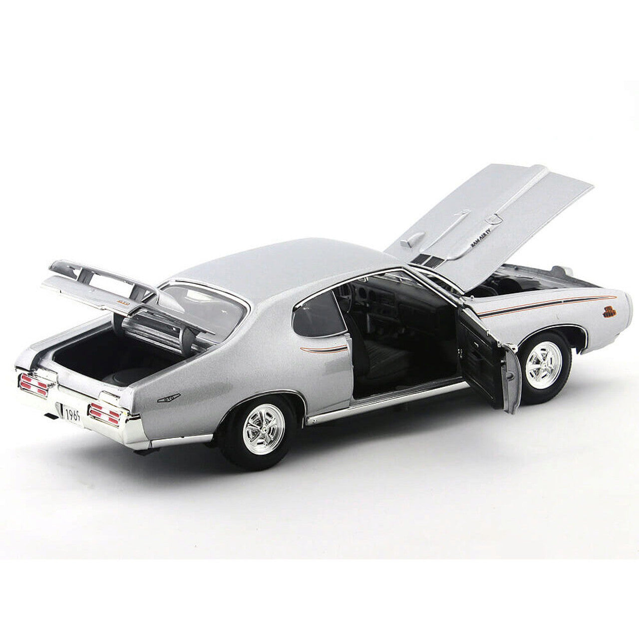 1969 Pontiac GTO Judge - Silver 1:18 Scale Diecast Model Car by Motormax