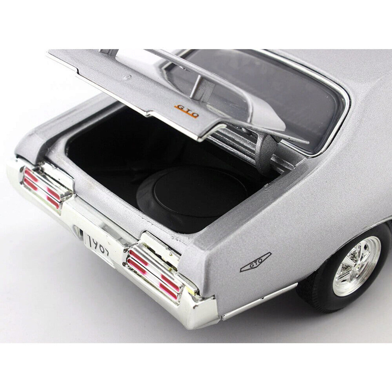 1969 Pontiac GTO Judge - Silver 1:18 Scale Diecast Model Car by Motormax