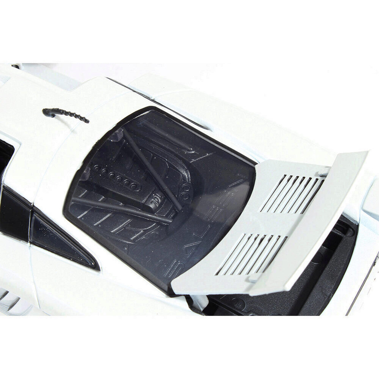 Saleen S7 - Pearl White 1:18 Scale Diecast Model Car by Motormax