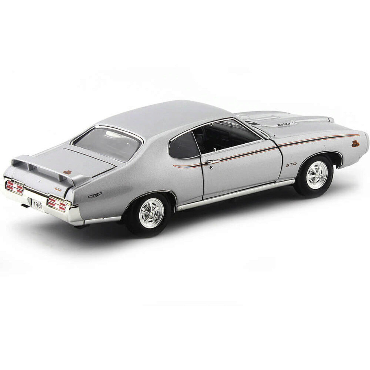 1969 Pontiac GTO Judge - Silver 1:18 Scale Diecast Model Car by Motormax