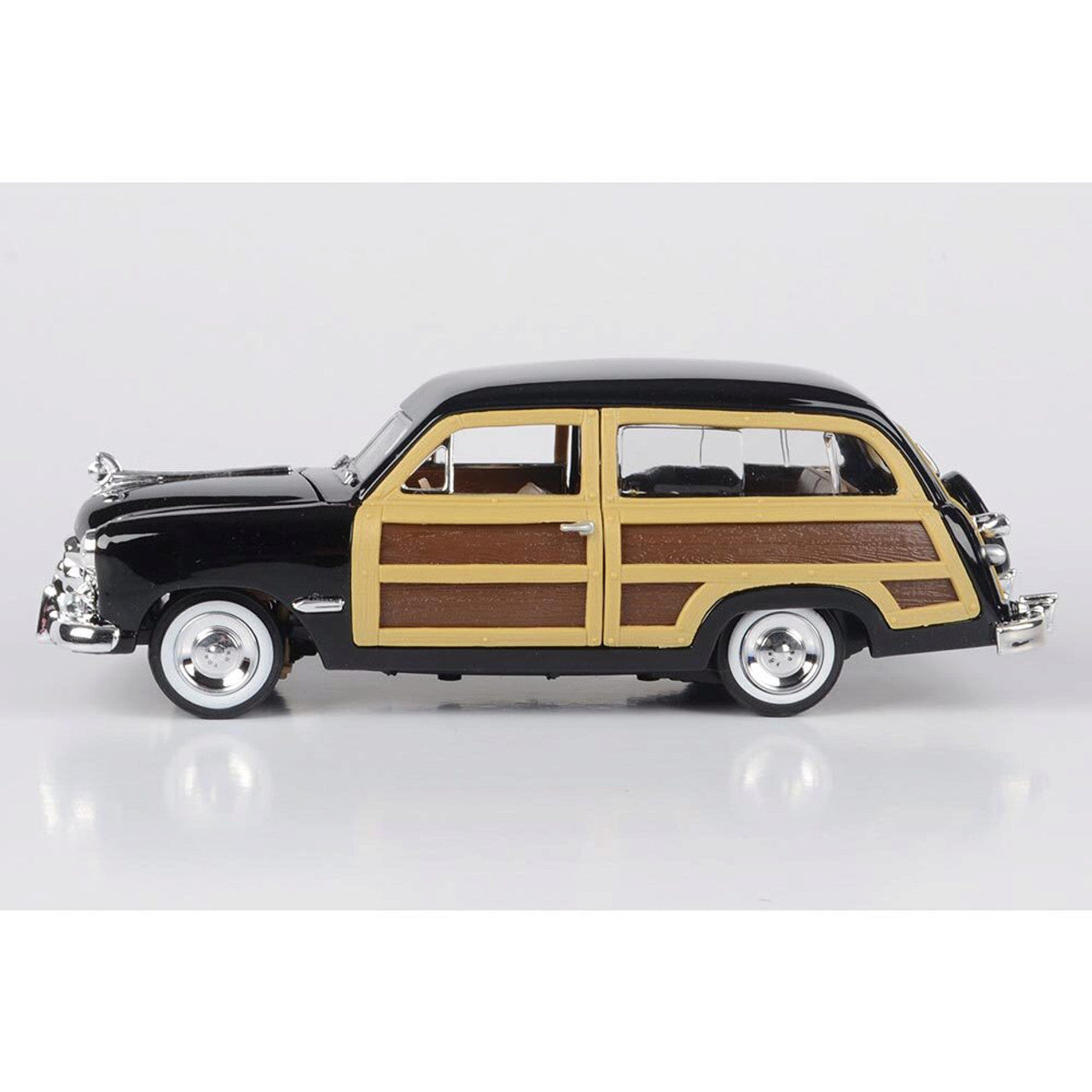 1949 Ford Woody Wagon 1:24 Scale Diecast Model by Motormax