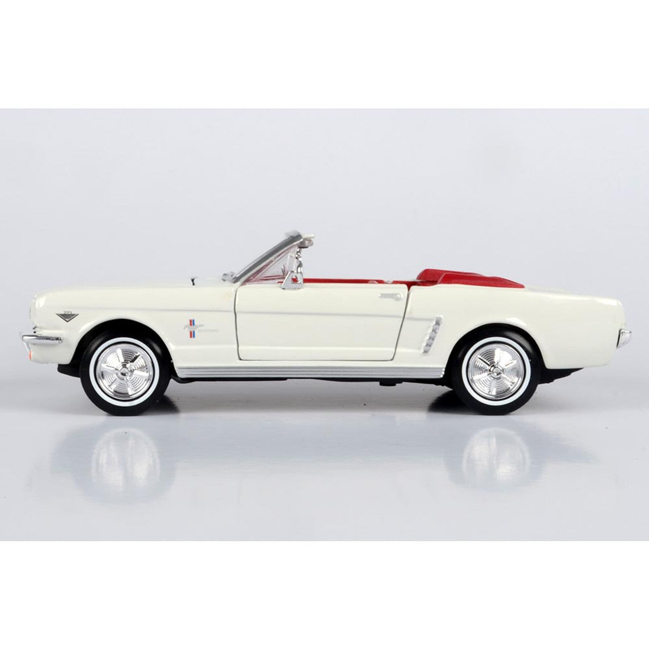 1964 1/2 James Bond Ford Mustang Convertible - Goldfinger 1:24 Scale Diecast Model Car by Motormax