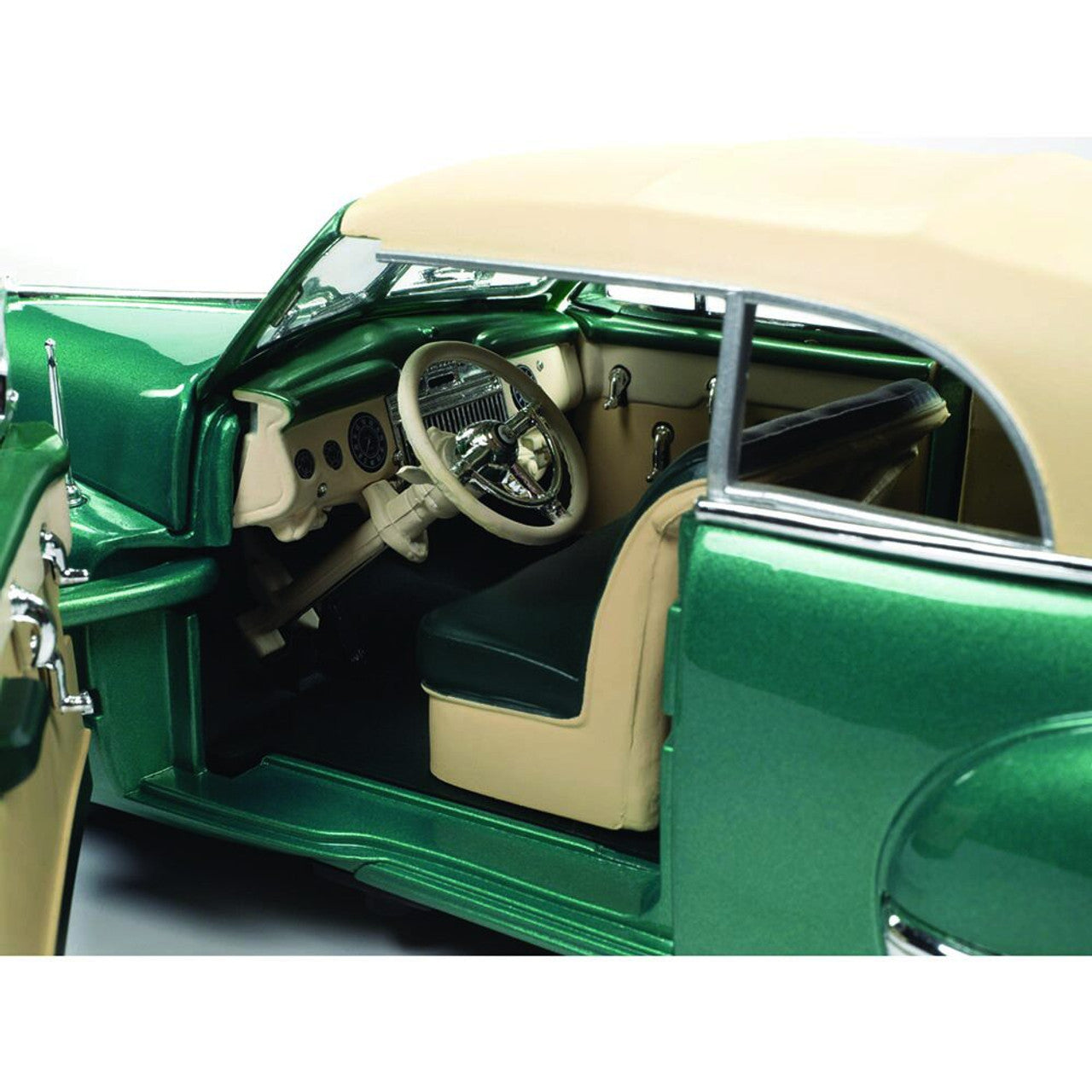 1947 Cadillac Series 62 Cabriolet - Ardsley Green 1:18 Scale Diecast Model Car by Auto World