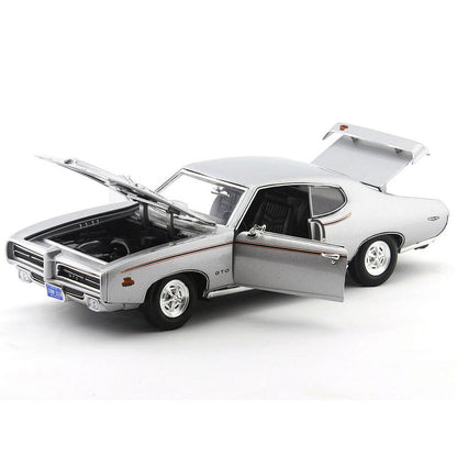 1969 Pontiac GTO Judge - Silver 1:18 Scale Diecast Model Car by Motormax