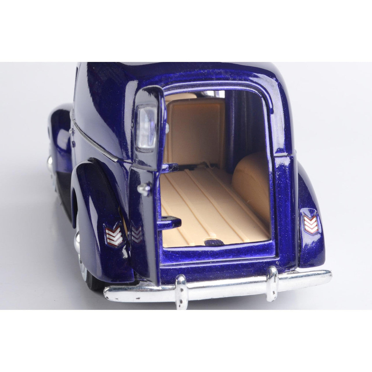 1940 Ford Sedan Delivery-Metallic Purple 1:24 Scale Diecast Model Car by Motormax