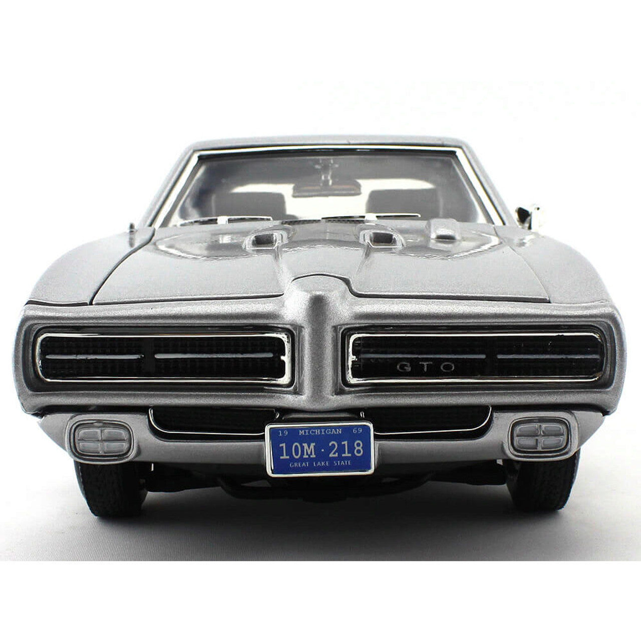 1969 Pontiac GTO Judge - Silver 1:18 Scale Diecast Model Car by Motormax